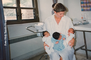 Bild aus der Vergangenheit zeigt Krankenschwester mit drei Babys